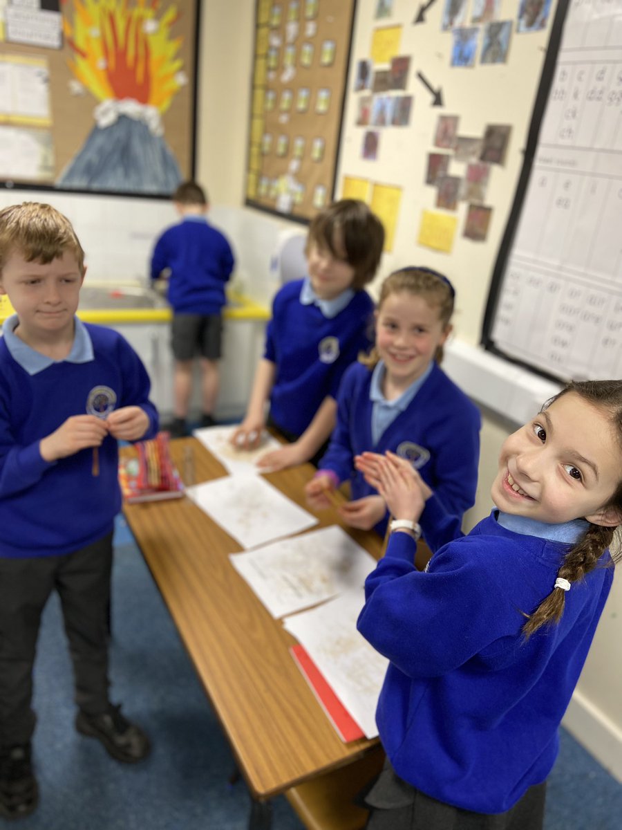 TarvinPrimary's tweet photo. Dahl class have had a wurly good time this morning stretching their caramel. #gooey #stretching #malleable #ScienceWeek #statesofmatter #Tarvinscience #curlywurlychallenge https://t.co/7QBrzqLngV