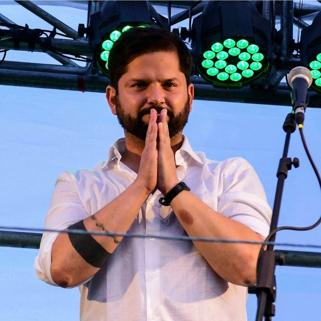 claucastrof's tweet image. Ahora entiendo que siempre este con las manos así, una forma de pedir que no lo hagan bolsa 🤭🤣🤭🤣🤭 #ElMerluzoNoSeLaPuede