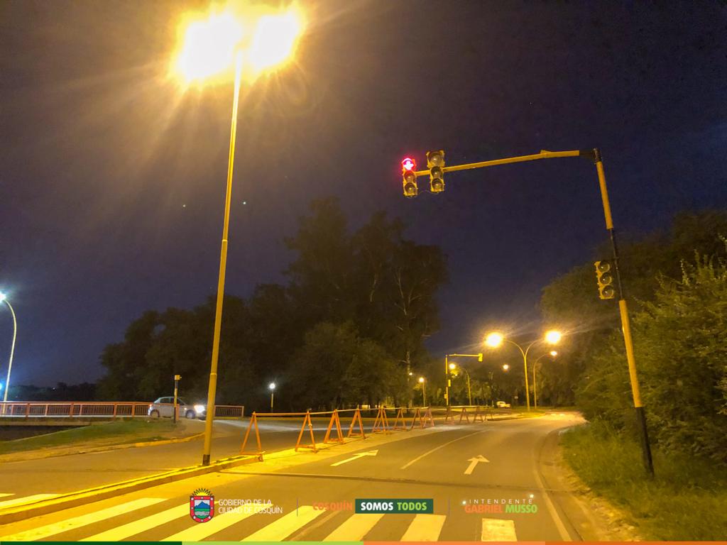 🚦Con el objetivo de optimizar la circulación y ordenar el tránsito se colocaron semáforos con giro que permitirán un ingreso seguro cruzando el Puente Néstor Kirchner. También se instalaron semáforos de cruce peatonal en cada extremo del puente.