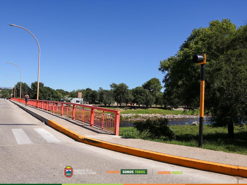 MuniCosquin's tweet photo. 🚦Con el objetivo de optimizar la circulación y ordenar el tránsito se colocaron semáforos con giro que permitirán un ingreso seguro cruzando el Puente Néstor Kirchner. También se instalaron semáforos de cruce peatonal en cada extremo del puente. https://t.co/etCyIsVuzr