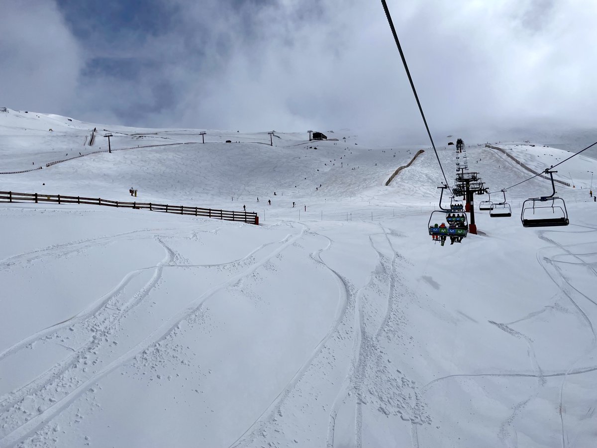 websierranevada's tweet photo. ❄️Tres días después... De 10 a 50 cm de nieve nueva de todos los colores, texturas y sabores 
#ModoNieveActivado #SierraNevada 
ℹ️ https://t.co/TsiUDZoQb4 https://t.co/60bW5jEcFl