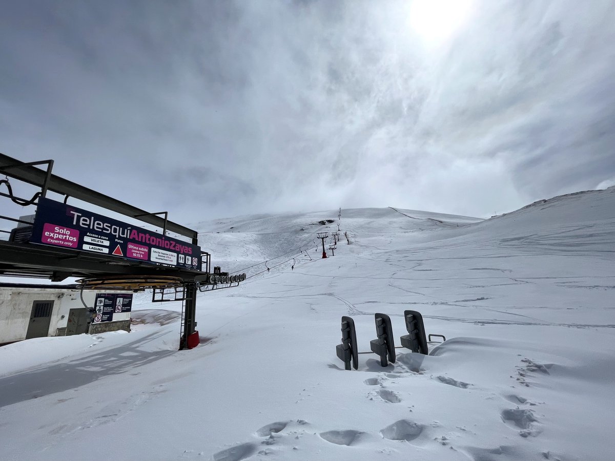 websierranevada's tweet photo. ❄️Tres días después... De 10 a 50 cm de nieve nueva de todos los colores, texturas y sabores 
#ModoNieveActivado #SierraNevada 
ℹ️ https://t.co/TsiUDZoQb4 https://t.co/60bW5jEcFl