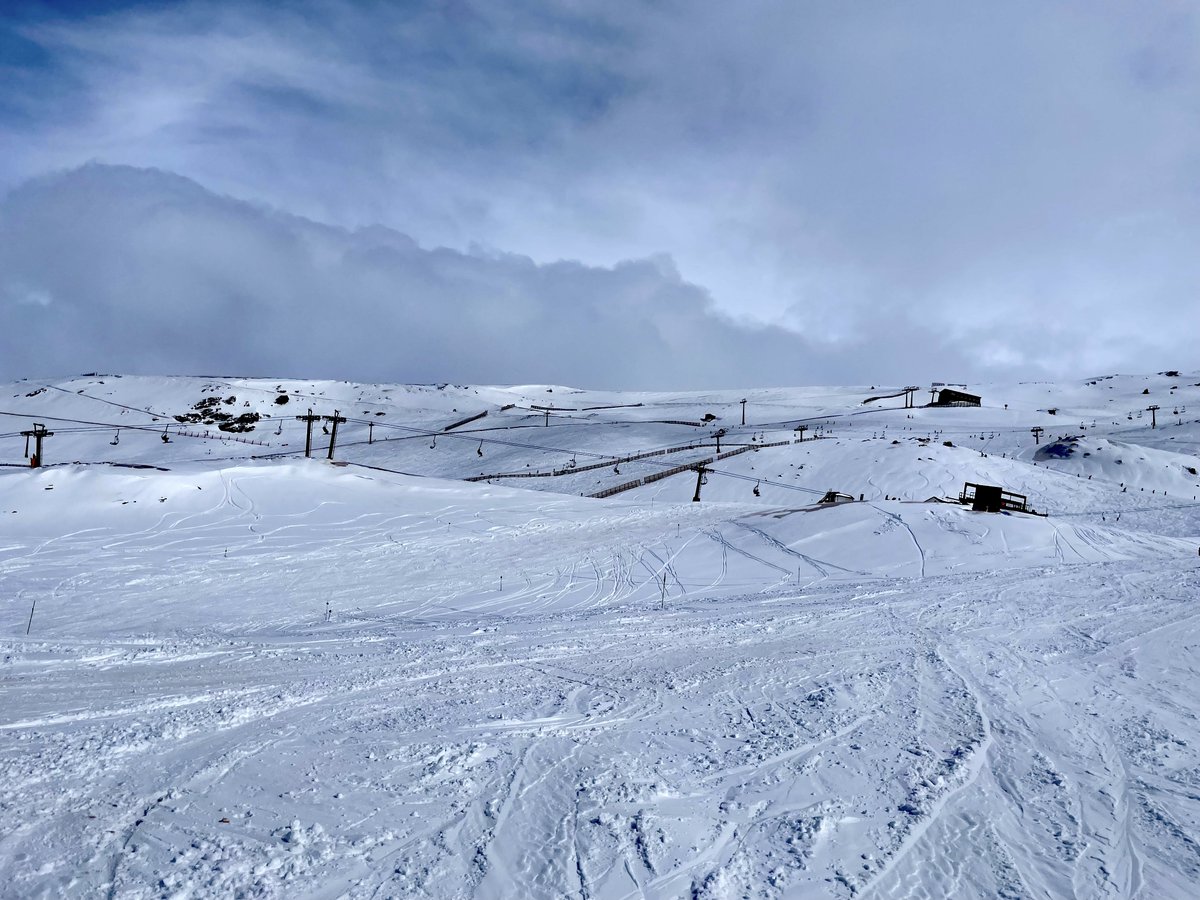 websierranevada's tweet photo. ❄️Tres días después... De 10 a 50 cm de nieve nueva de todos los colores, texturas y sabores 
#ModoNieveActivado #SierraNevada 
ℹ️ https://t.co/TsiUDZoQb4 https://t.co/60bW5jEcFl