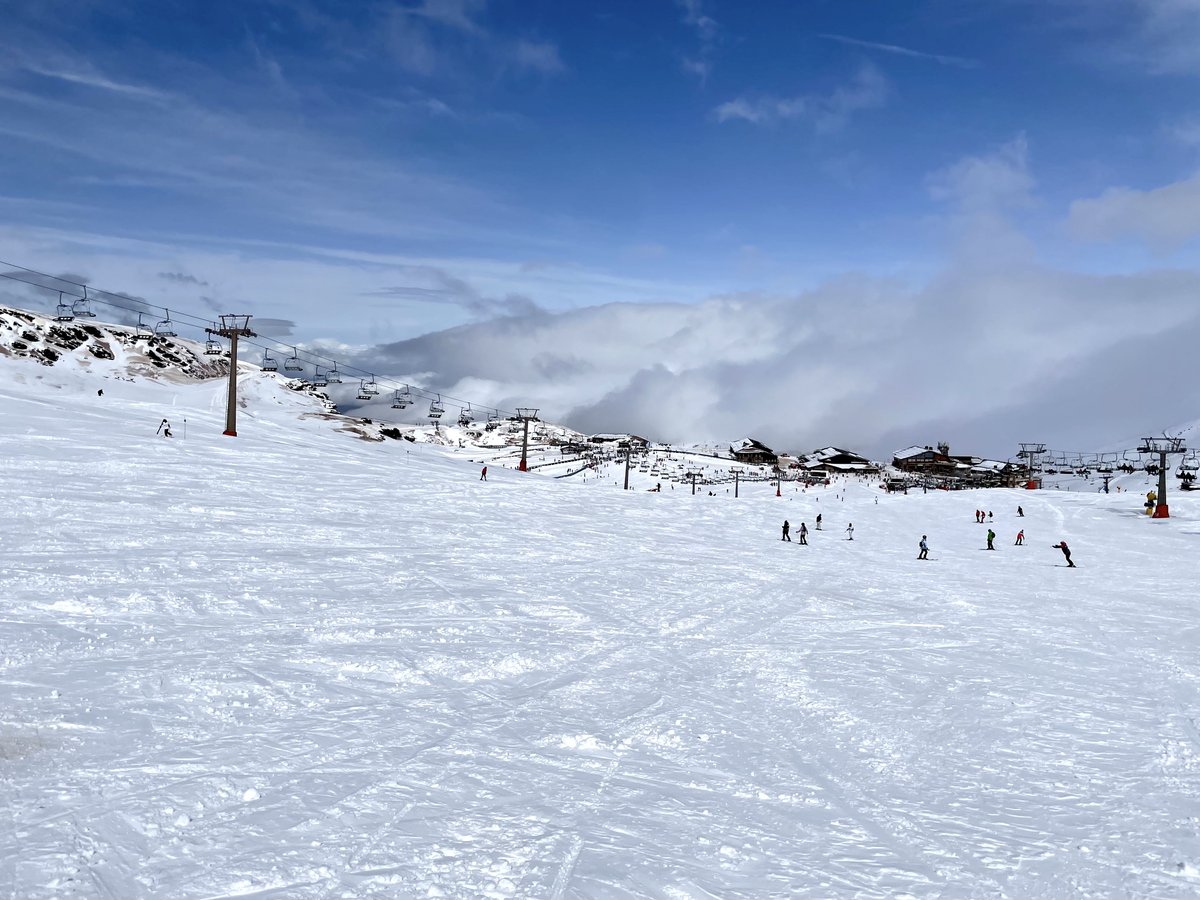 websierranevada's tweet photo. ❄️Tres días después... De 10 a 50 cm de nieve nueva de todos los colores, texturas y sabores 
#ModoNieveActivado #SierraNevada 
ℹ️ https://t.co/TsiUDZoQb4 https://t.co/60bW5jEcFl