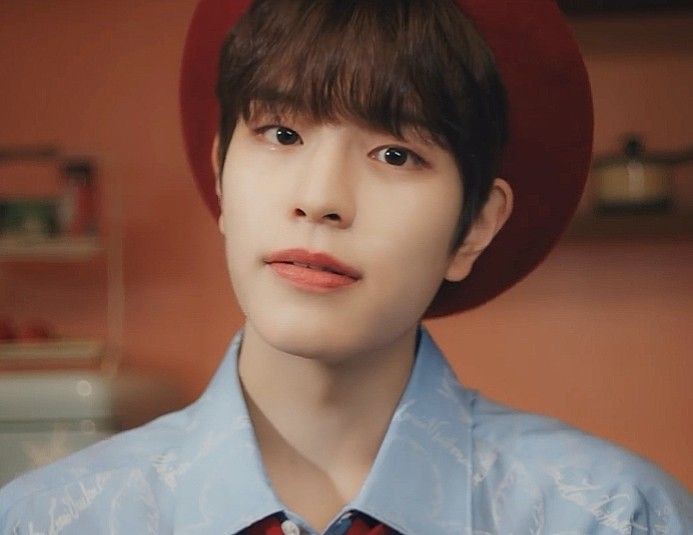 seungsung au
     ㅡnight shift

there is a man who grew up rich and from abroad but because of this man he was forced to work as a night shifter