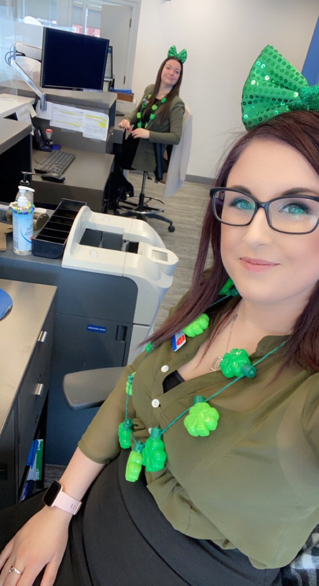 MeganMelissaa's tweet photo. Getting in the spirit here at BMO Bathurst. Happy St Patrick Day #proudtoworkatbmo #luckoftheirish #HappyStPatricksDay https://t.co/HUYIBoH3bu