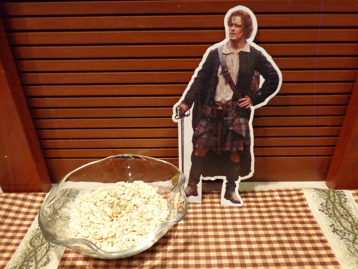 10MinDQ's tweet photo. @SamHeughan Even #PocketJamie loved his porridge. https://t.co/0Y1VUSvm4u