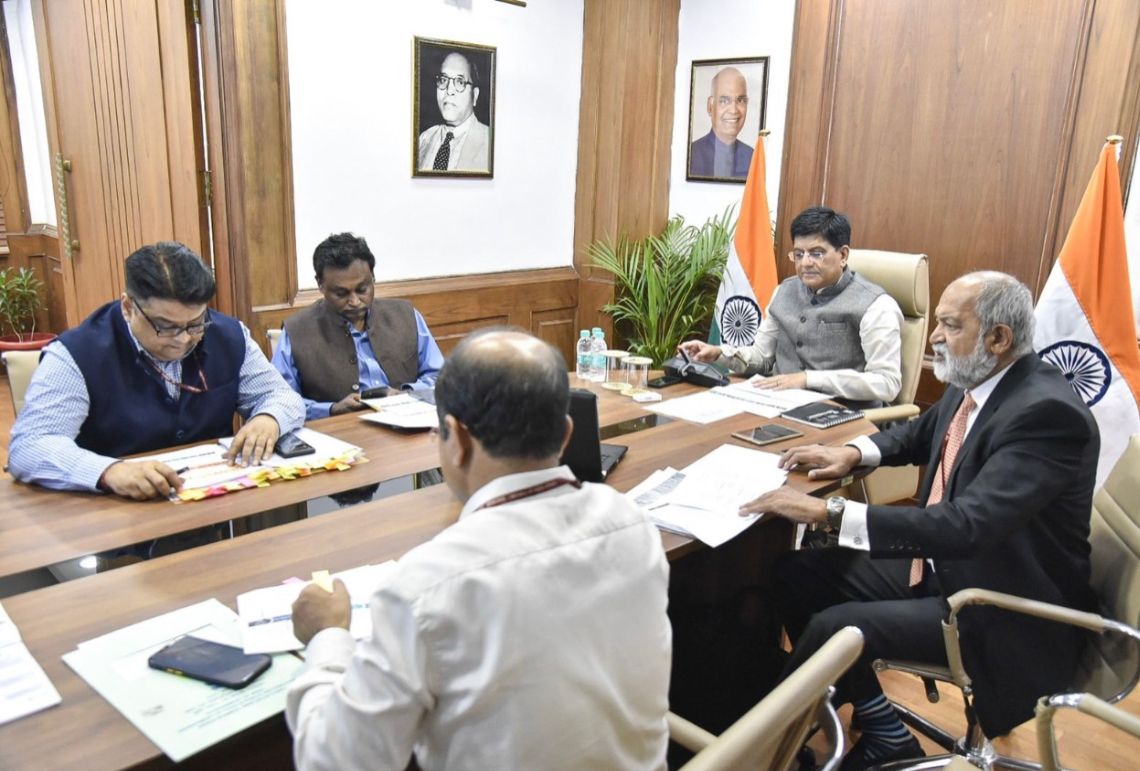 PiyushGoyal's tweet photo. आज @FCI_India एवं @QualityCouncil की समीक्षा बैठक के दौरान खाद्यान्न की सुचारू खरीद, गुणवत्ता आश्वासन और वितरण के लिए मजबूत प्रौद्योगिकी आधारित विषयों पर विस्तृत चर्चा हुई। https://t.co/qhIyc2YyP1