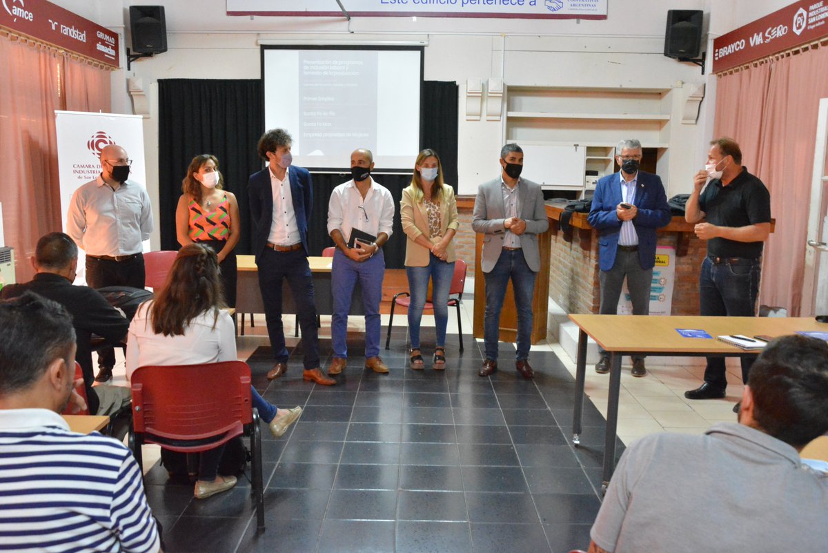 #PrimerEmpleo llegó a San Lorenzo

📌Estuvimos en la Cámara de Comercio, Industria y Servicios de San Lorenzo y su zona difundiendo los beneficios del programa Primer Empleo, cuyo objetivo es fomentar la inserción laboral de jóvenes de 18 a 30 años.

#SantaFeTrabajo