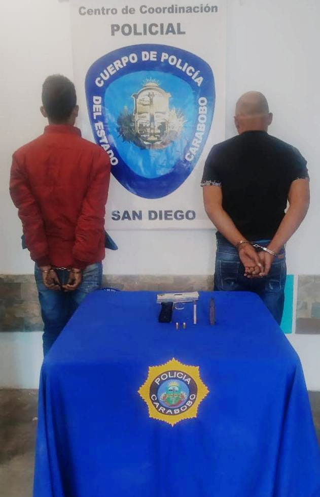 avilaelguerrero's tweet photo. Este par de ciudadanos fueron atrapados por nuestra @policarabobo, cuando intentaban asaltar unas viviendas en el sector del Remanso, en San Diego, Edo Carabobo.  La inteligencia popular  o falla...
@rafaellacava10 @ZODI45_Carabobo @CeballosIchaso1 https://t.co/RXtmmX6WTe