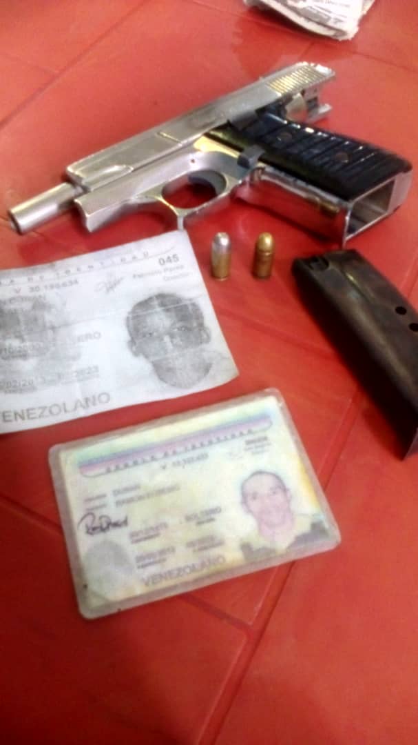 avilaelguerrero's tweet photo. Este par de ciudadanos fueron atrapados por nuestra @policarabobo, cuando intentaban asaltar unas viviendas en el sector del Remanso, en San Diego, Edo Carabobo.  La inteligencia popular  o falla...
@rafaellacava10 @ZODI45_Carabobo @CeballosIchaso1 https://t.co/RXtmmX6WTe