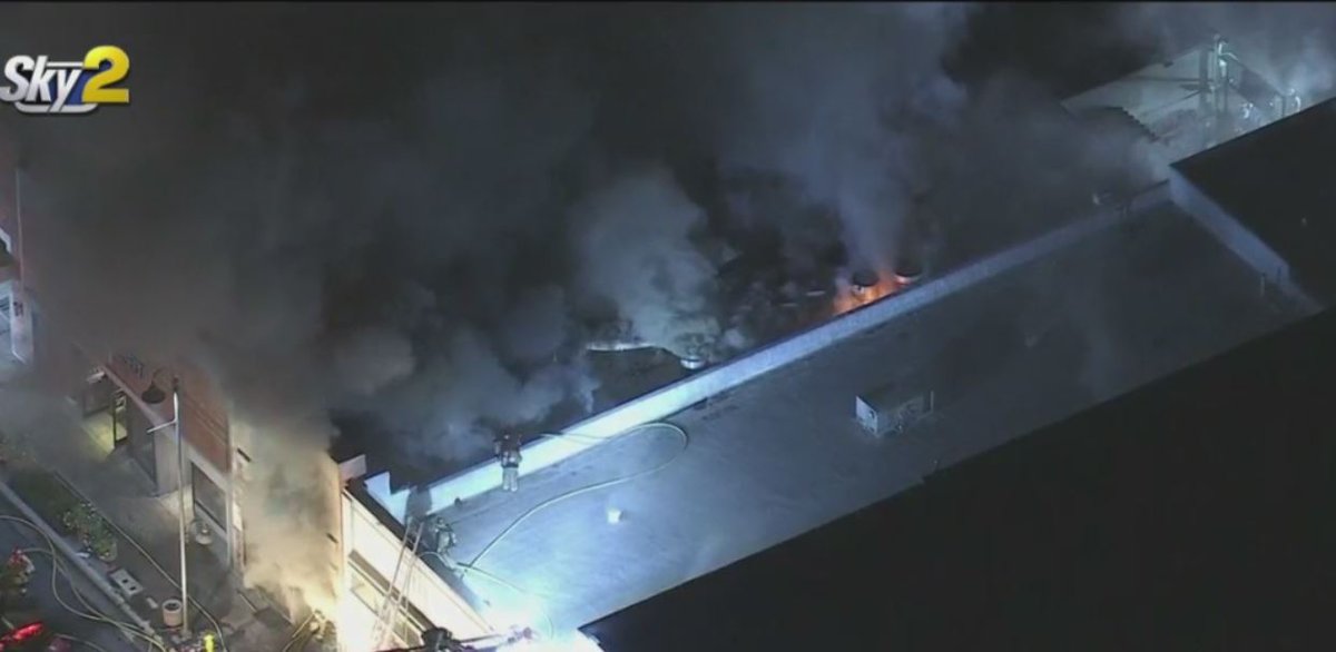 CBSLosAngeles's tweet photo. #BREAKING: Crews are battling a large fire at a sports bar in Downey called the 20/20 Draft House.  https://t.co/HfRrBx0VdW https://t.co/lNJxCgHTFJ