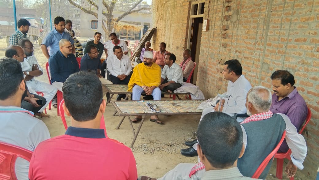 tripathi_inc's tweet photo. भेटुआ के राजापुर गुंगवाछ में यादव परिवार के चार लोगों की हुई निर्मम हत्या के पश्चात परिजनों से मिलकर कांग्रेस पार्टी के जिलाध्यक्ष प्रशांत त्रिपाठी प्रवक्ता डा. अरविंद चतुर्वेदी देवमणि तिवारी , संजय यादव ने गहरी शोक संवेदना व्यक्त की। @RahulGandhi @priyankagandhi @DeepakSinghINC https://t.co/LSWOIgn6zb