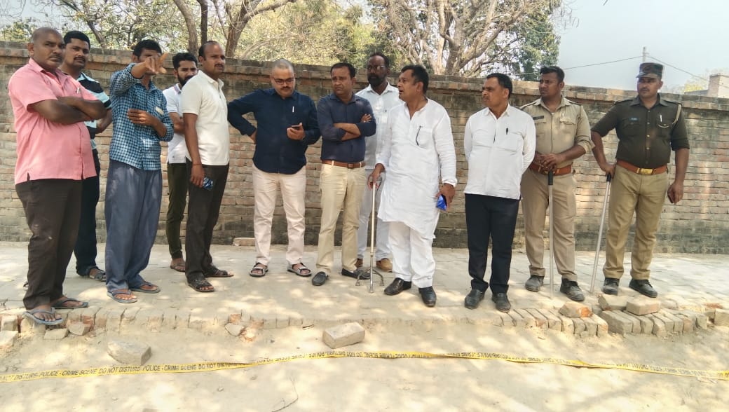 tripathi_inc's tweet photo. भेटुआ के राजापुर गुंगवाछ में यादव परिवार के चार लोगों की हुई निर्मम हत्या के पश्चात परिजनों से मिलकर कांग्रेस पार्टी के जिलाध्यक्ष प्रशांत त्रिपाठी प्रवक्ता डा. अरविंद चतुर्वेदी देवमणि तिवारी , संजय यादव ने गहरी शोक संवेदना व्यक्त की। @RahulGandhi @priyankagandhi @DeepakSinghINC https://t.co/LSWOIgn6zb
