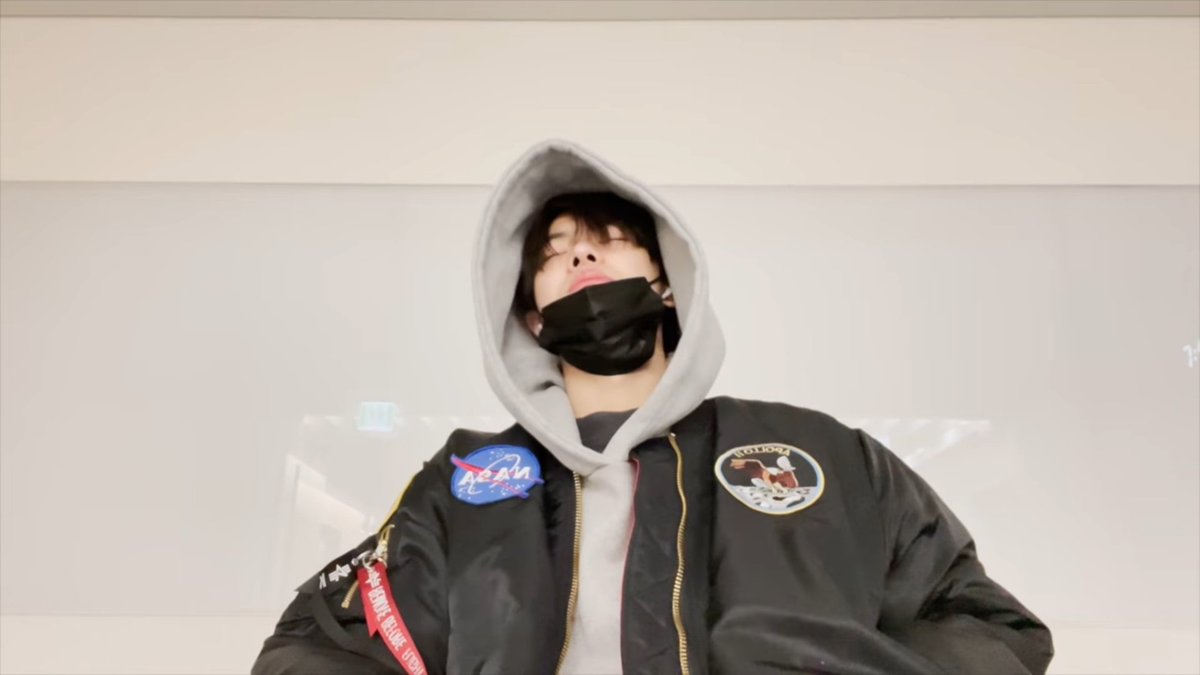 sangwonflirts's tweet photo. this man is making the most common thing into an attractive one, only leo https://t.co/piQ1IPKSd8