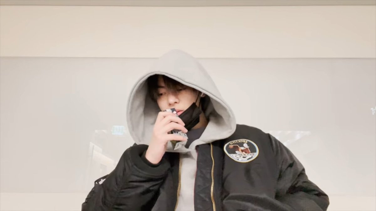 sangwonflirts's tweet photo. this man is making the most common thing into an attractive one, only leo https://t.co/piQ1IPKSd8