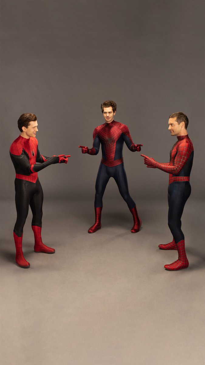 THollandNews's tweet image. Andrew Garfield em entrevista: 

“Recriamos [o meme] no primeiro dia no set. Essa foi provavelmente a única foto que prestou, já que estávamos rindo sem parar tentando não encarar a virilha uns dos outros. E comparando os volumes.”