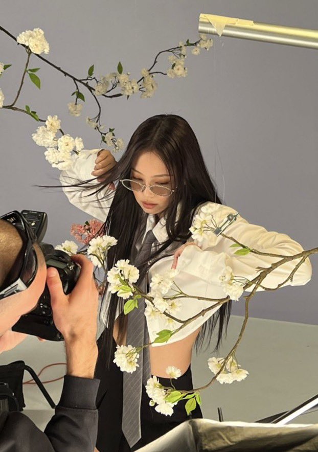 VersaceVenus_'s tweet photo. Jennie Kim has the ultimate IT girl energy https://t.co/6Dx0yUyINz