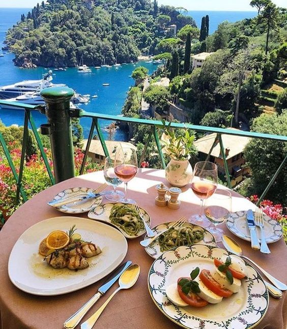 Crisgok's tweet photo. Portofino, Italia. Almorzamos? https://t.co/J9hHAWJCYT