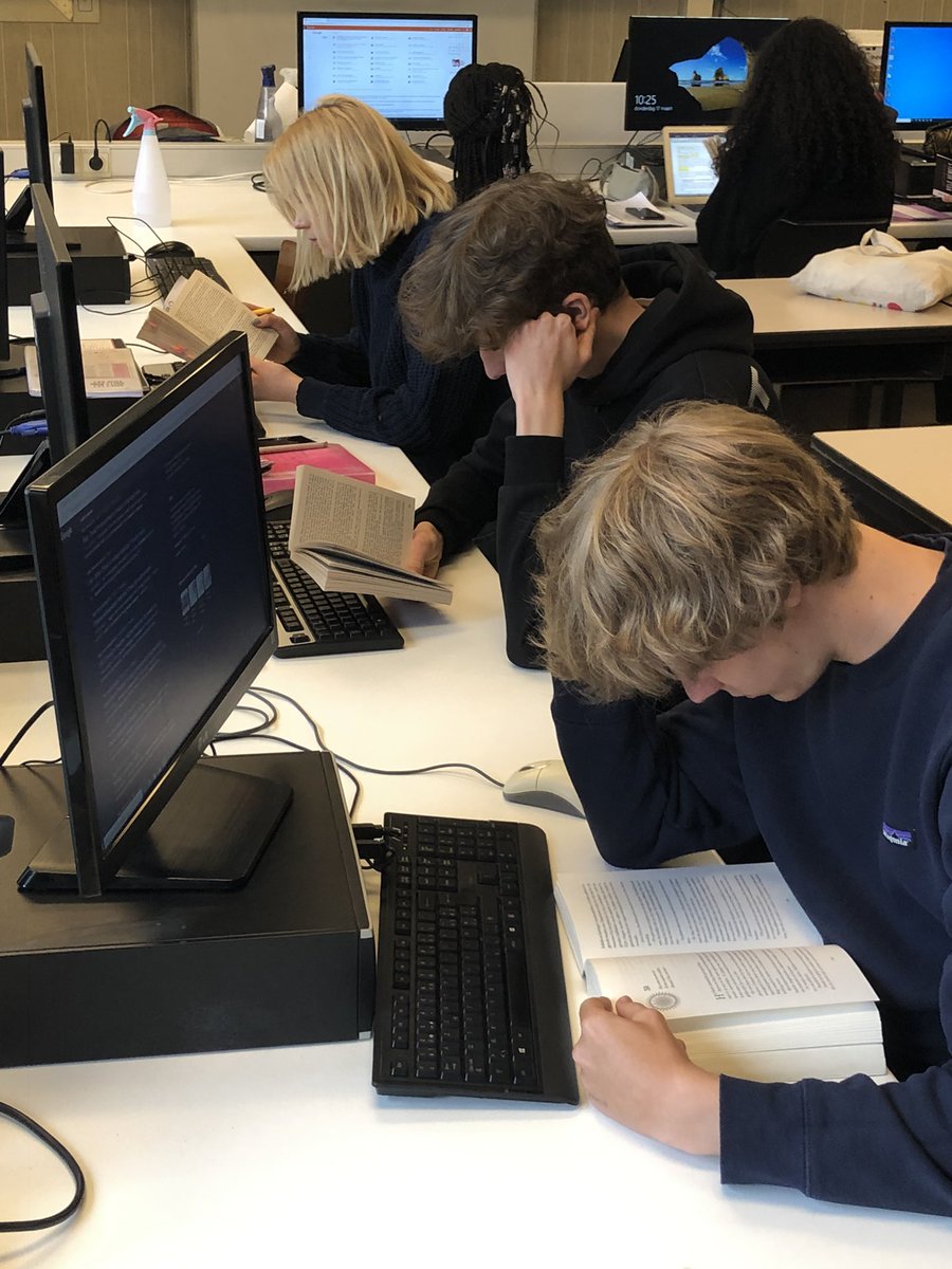DeKinderTinne's tweet photo. Eerste kwartiertje van de les statistiek in 6de humane deze morgen #leesweek #orc https://t.co/5sPxkMQN7u