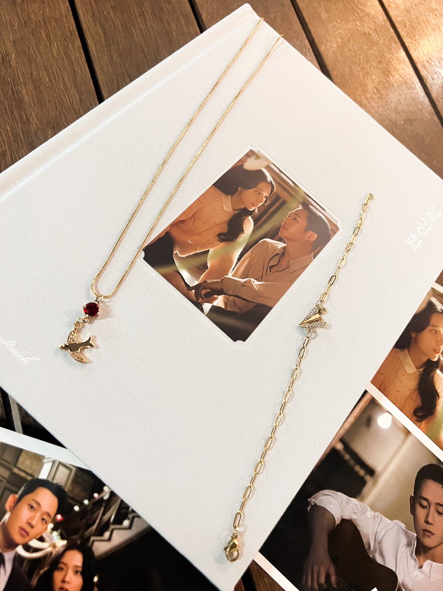 herstoryRS's tweet photo. And it matches well with my other merch too 🙈🤍❄️ #SnowdropOST #JISOO #JUNGHAEIN #SNOWDROP https://t.co/m4BHP3VpbV