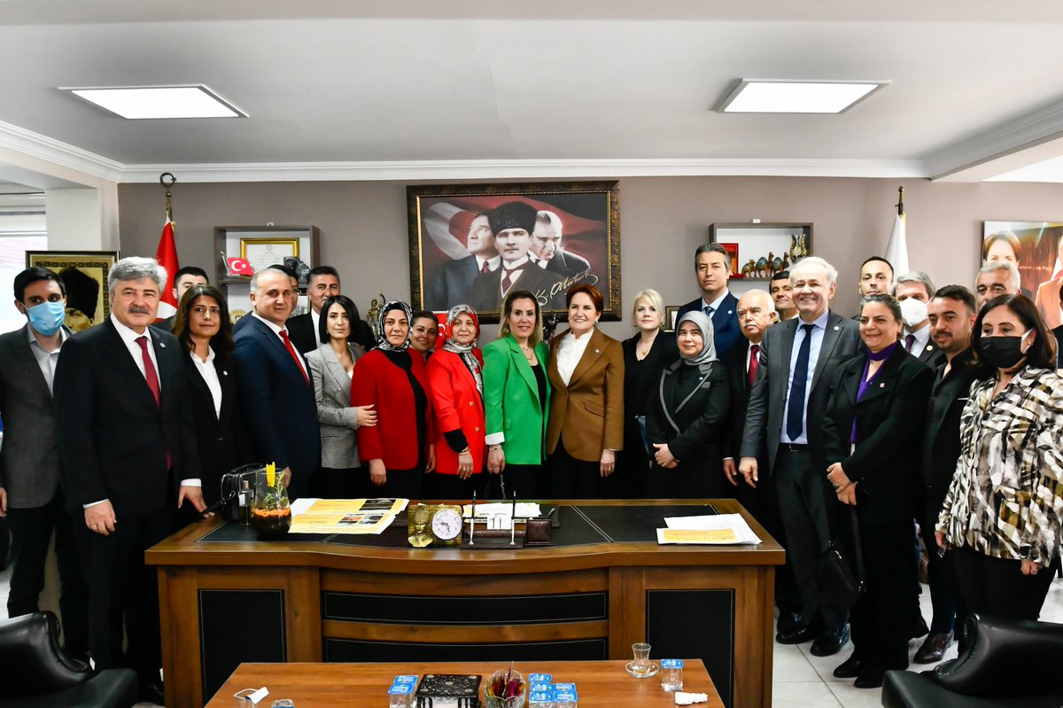 iyiparti's tweet photo. Genel Başkanımız Sayın @meral_aksener,

İncirliova Belediye Başkanımız Sayın @aytekinkayatr'yı makamında ziyaret ederek çalışmaları hakkında bilgi aldı.

Misafirperverlikleri için kendilerine teşekkür ediyoruz. https://t.co/6dcOE06mVF