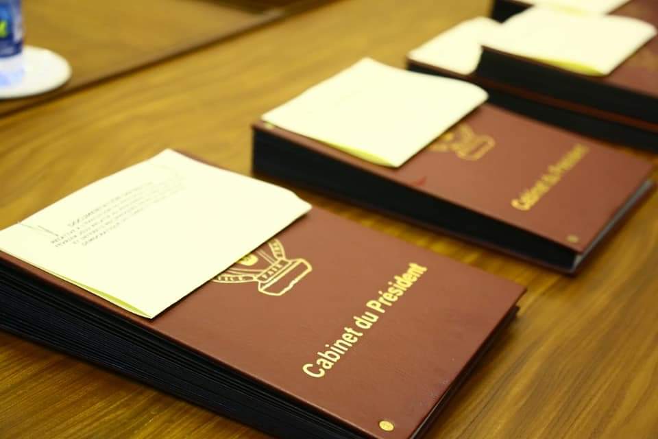 Fredbleu14's tweet photo. 3/3. Ministère du Portefeuille) ainsi que des responsables des compagnies concernées par cette transaction: la Gécamines et la Sokimo (la société Minière de kilo moto)». RDC reprend ainsi les actifs miniers et l'opinion s'attend à la levée des sanctions #USA sur #Dan_Gertler. https://t.co/XNGgboelQA