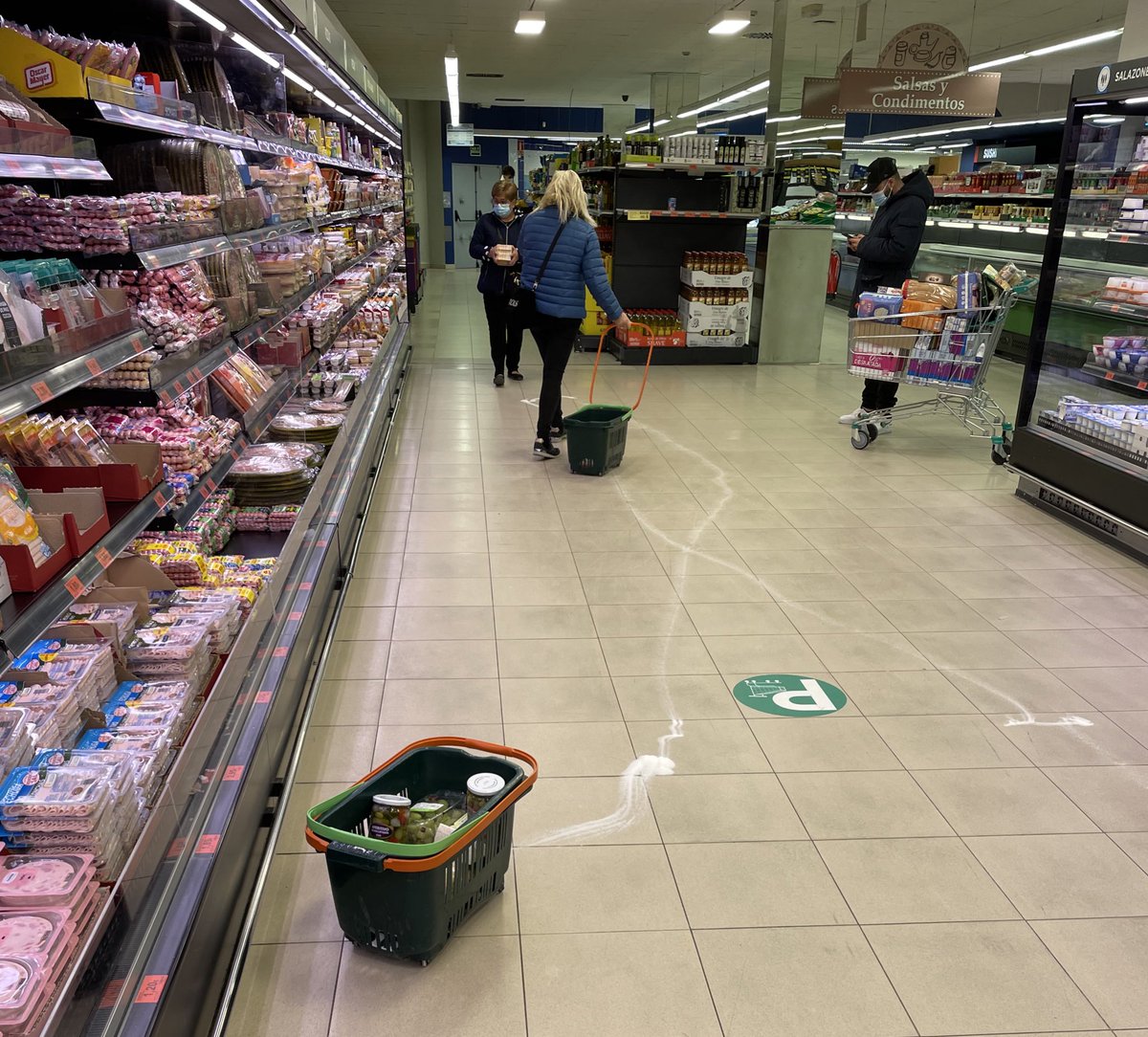 En el Mercadona del Ensanche de Vallecas un señor no se ha enterado de que el paquete de azúcar que llevaba en la cesta estaba roto y ha ido dejando un rastro por todo el supermercado. ¿Que como lo sé? porque ese señor SOY YO.