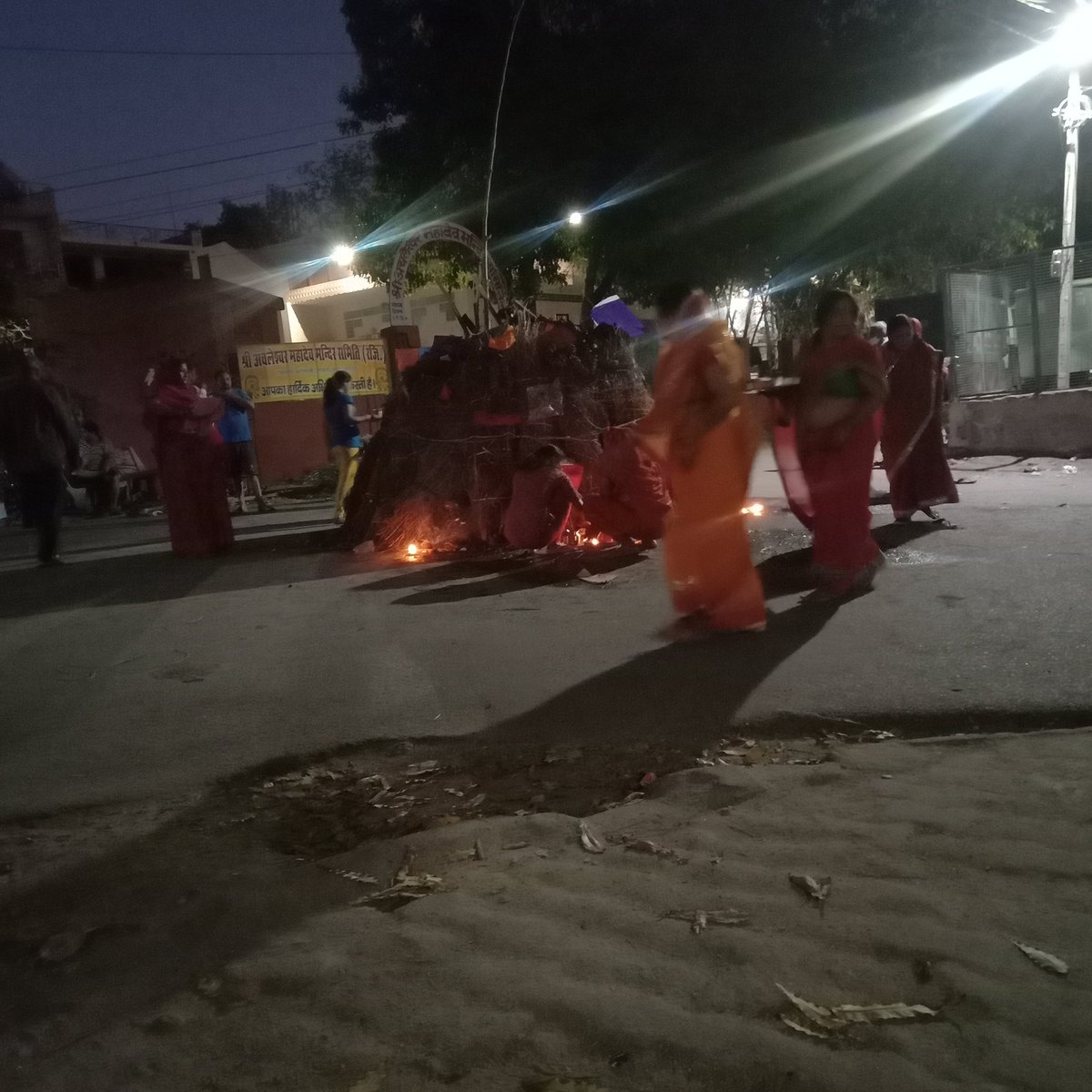 जब सभी त्यौहारो के रगं में ढलते है तब पुलिस के जवान तैनात रहते है ताकी सभी अपना त्यौहार हर्ष उल्लास के साथ मनाए। अपने परिवार के साथ न होकर वो आपकी होली पर खडे है।🙏
Happy holi.....all of......🙏