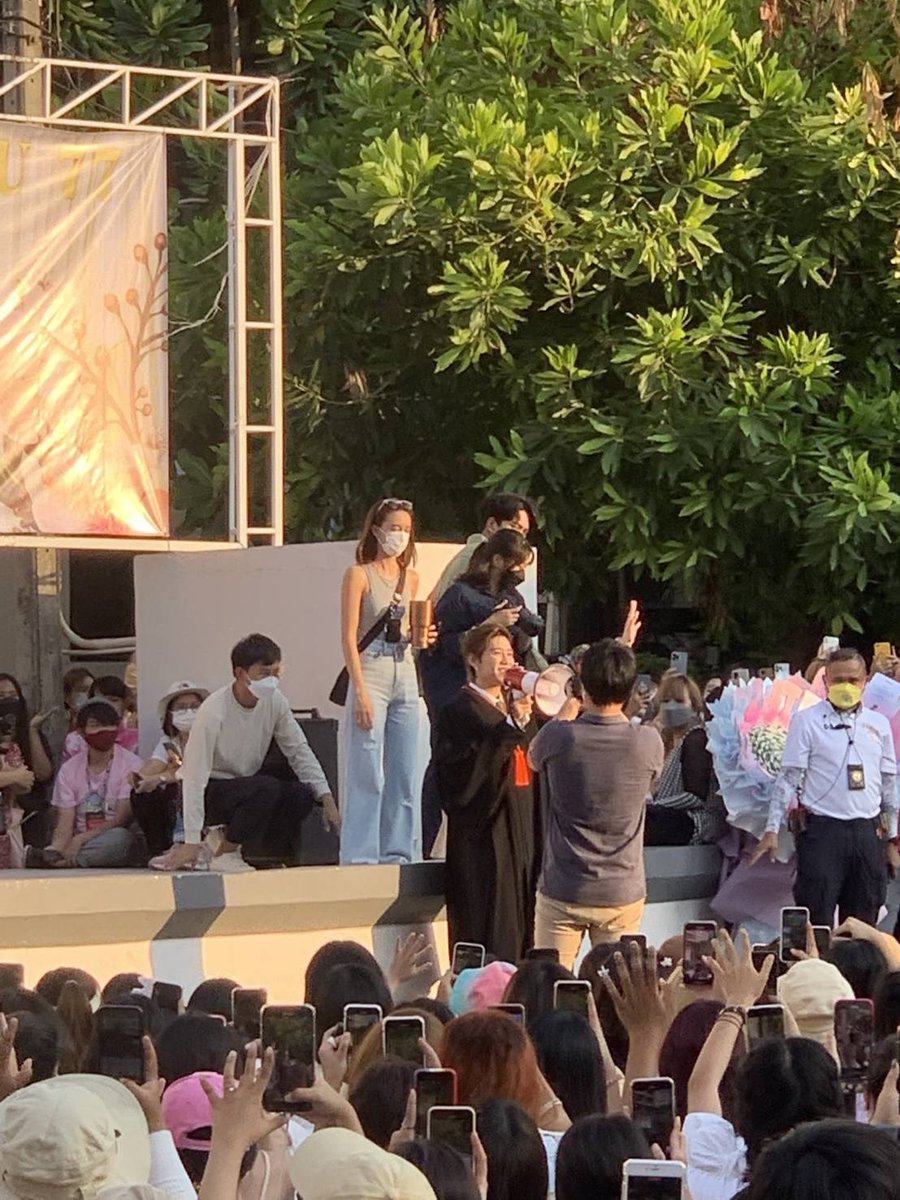 kngkunqx's tweet photo. ชั้นผู้จบเกษตร ดาราเรียนจบก็หลาย ยังไม่เคยเห็นบรรยากาศแบบนี้ตอนรับปรญ.เลยแก ให้ตาย 🥺 น้องเริ่ดอะ ขนาดไม่ได้เป็นฟค.น้อง ชั้นยังรู้สึกถึง พลัง เริ่ดมาก #พีพี #PPgraduation https://t.co/1mhBU5W8uK