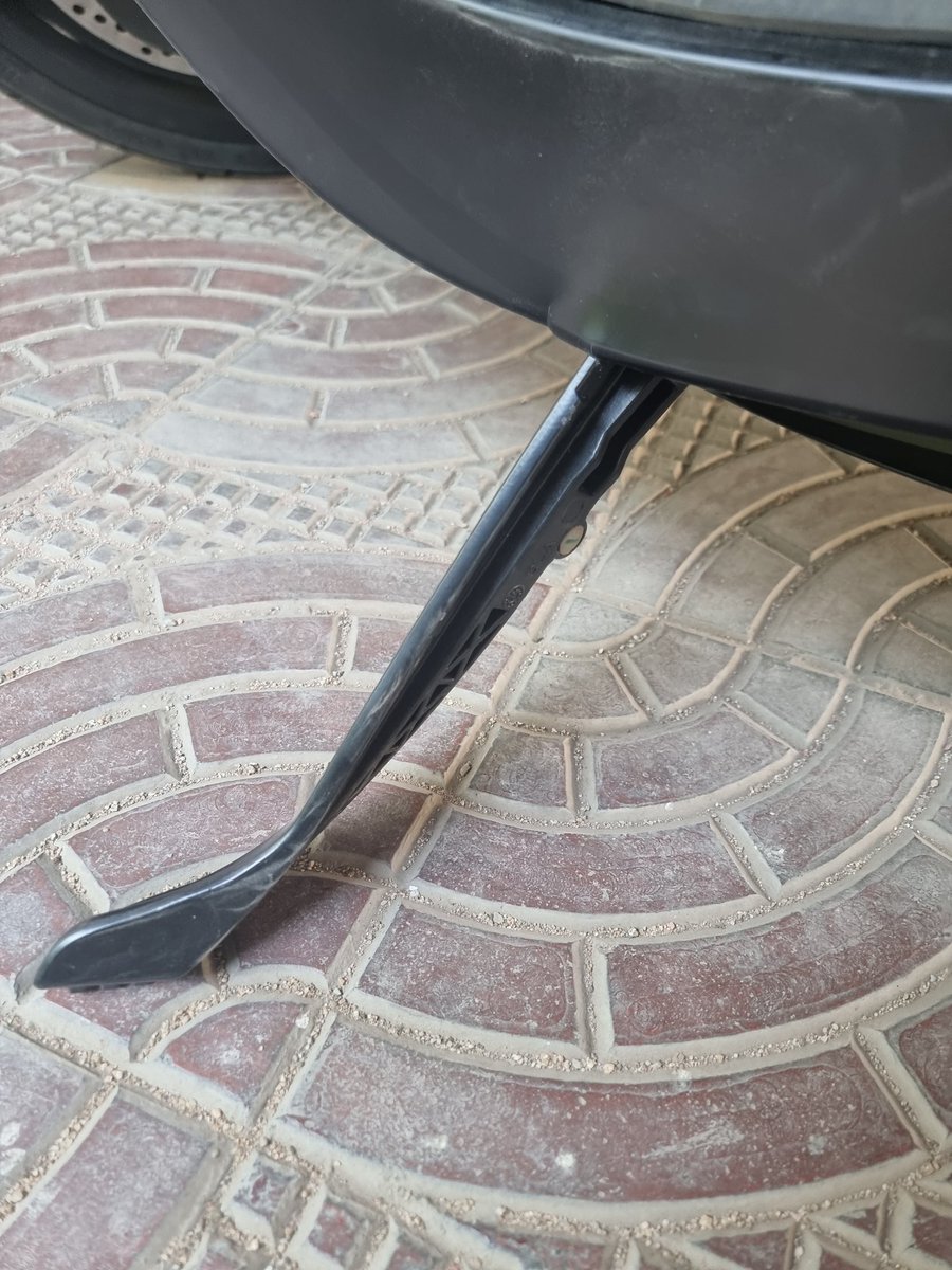 dr_pavanroy's tweet photo. @bhash @OlaElectric 
Deeply disappointed when my ola s1 pro was delivered with broken stand and loose panels . Please look into it asap https://t.co/dsHndzWXc5