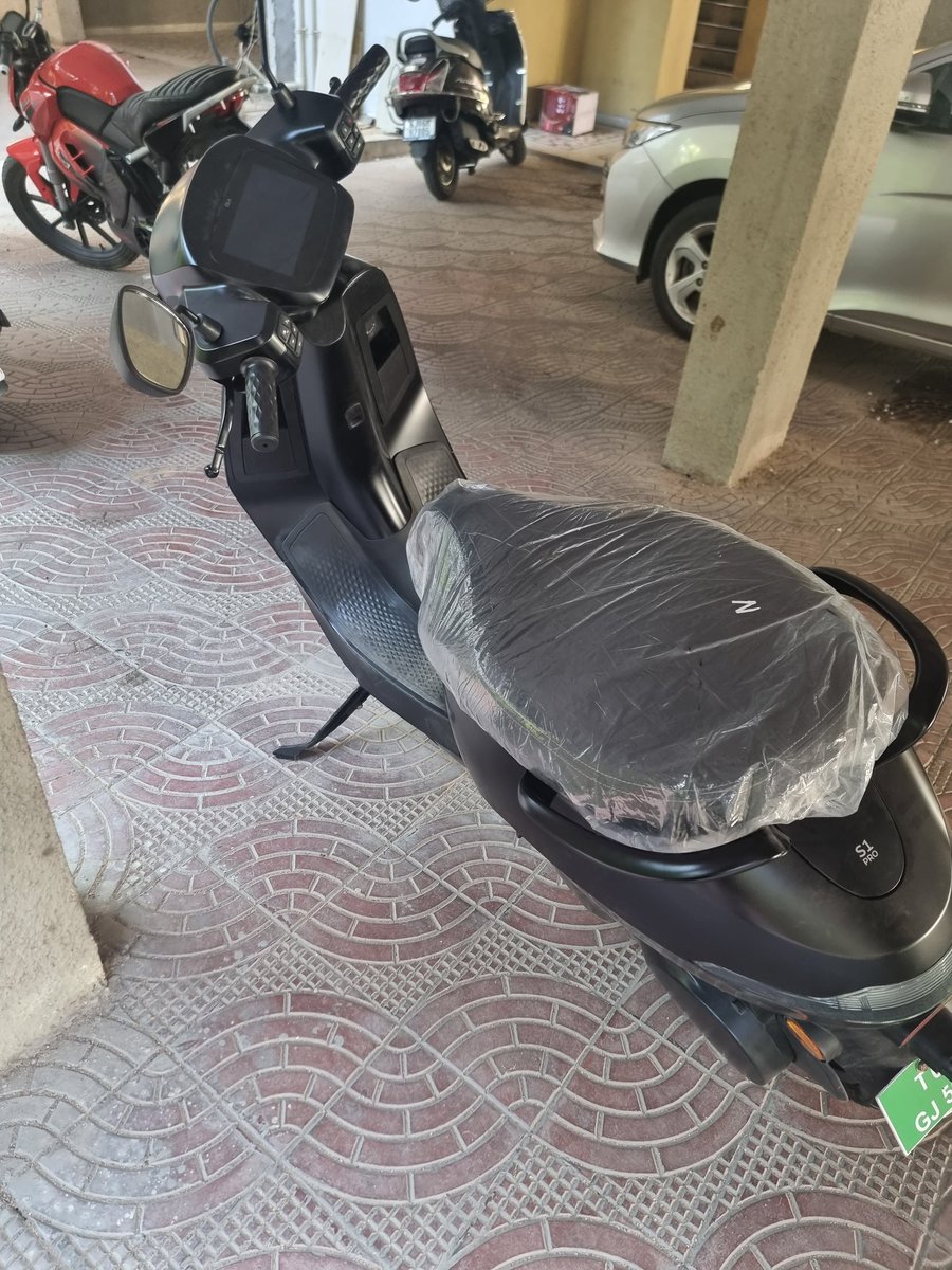 dr_pavanroy's tweet photo. @bhash @OlaElectric 
Deeply disappointed when my ola s1 pro was delivered with broken stand and loose panels . Please look into it asap https://t.co/dsHndzWXc5