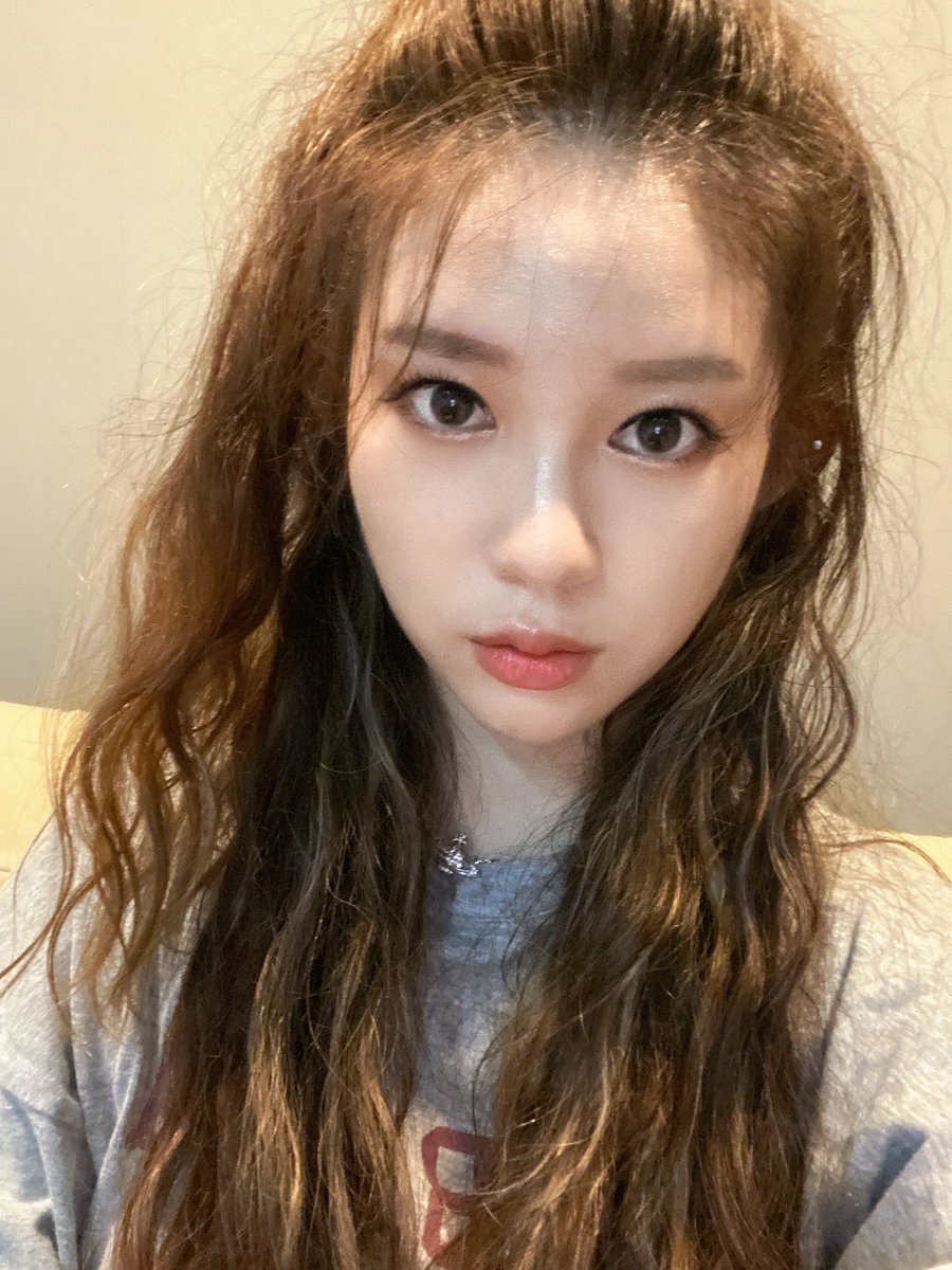 _daisiesforyu's tweet photo. who wants to talk a little bit before I go to bed👀 https://t.co/BQAUat1YS0
