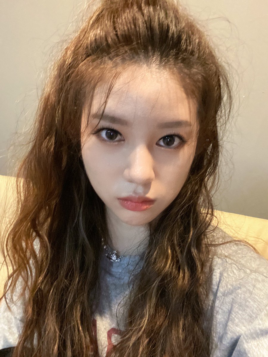 _daisiesforyu's tweet photo. who wants to talk a little bit before I go to bed👀 https://t.co/BQAUat1YS0