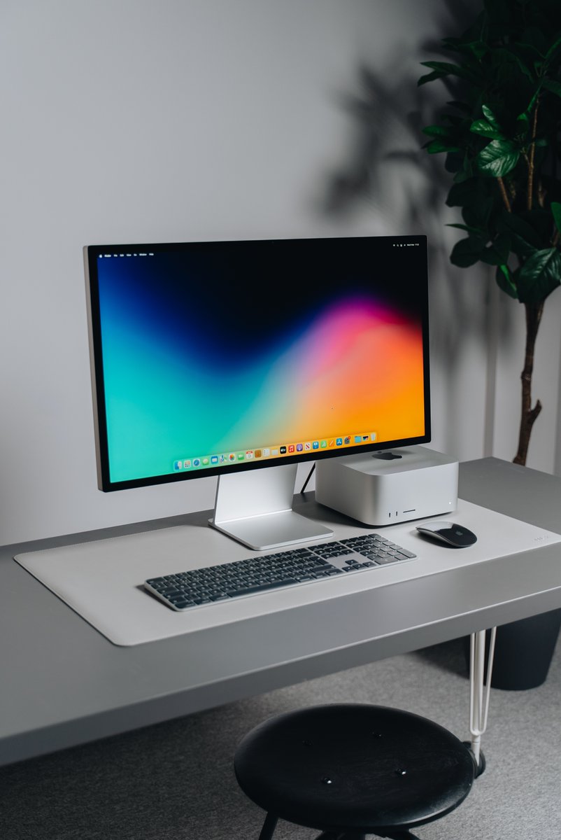 UltraLinx's tweet image. Studio Display.

If you do design work in apps like Figma. I would highly recommend this. 5K resolution makes such a difference over 4K.

Also it looks sick.

youtu.be/usLR1KUQ9ao