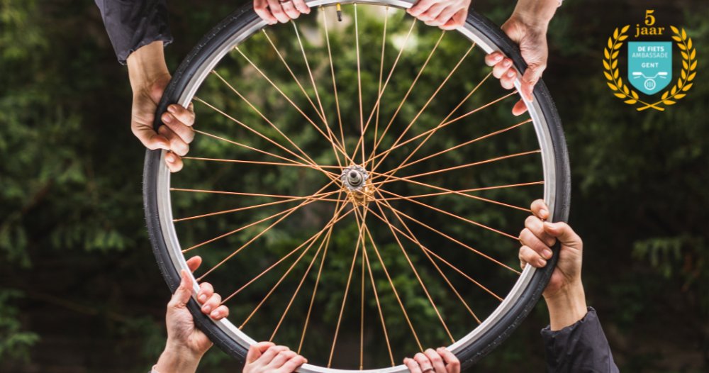 Binnenkort bestaat <a href="/DeFietsambGent/">De Fietsambassade Gent</a> 5 jaar! 🥳 Daarom zetten wij 5 fietshelden in de spotlight met een Gouden Spaak. Ben of ken jij zo iemand? Wie of wat maakt Gent een echt fietsstad? 
👉nomineren kan vanaf nu via fietsambassade.gent.be/nl/nieuws-en-e…