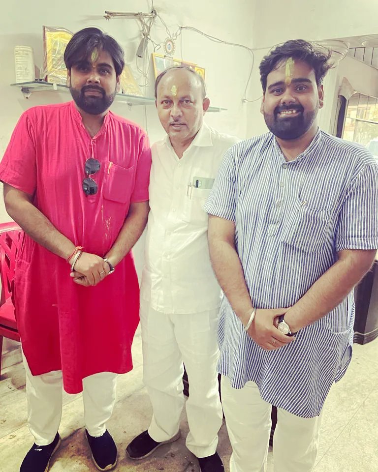 HarshitVais's tweet photo. आज होलिका दहन के इस पावन दिवस पर शैलेन्द्र नाना को गुलाल लगा के उनका आशीर्वाद प्राप्त किया।
.
.
#holi #festivalsofcolour #holikadahan #happiness https://t.co/dOkWxJlksz