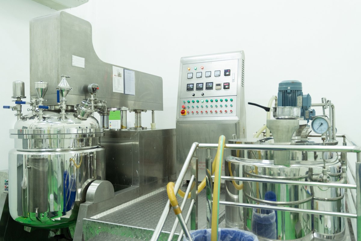eves_group's tweet photo. Homoginizer Mixer เครื่องปั่นผสมที่สามารถปั่นเนื้อครีมให้เป็นเนื้อเดียวกันได้ดีและรวดเร็ว พร้อมมีระบบสุญญากาศ (Vacuum) ทำให้เนื้อครีมเนียนสวย ไร้ฟองอากาศ มีกำลังการผลิตสูงถึง 1.5 - 2 ตันต่อวัน และยังมีการทำงานแบบระบบปิดซึ่งช่วยควบคุมการปนเปื้อนของเชื้อได้ดีด้วยค่ะ
#EVESFACTORY https://t.co/KKCfvjEYhl