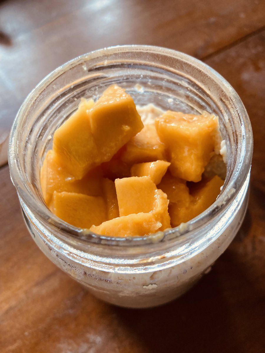 TomesReader's tweet image. Oatsies and 🥭 #oatnotes #oatgloats
A combination that I cannot seem to get over with these days