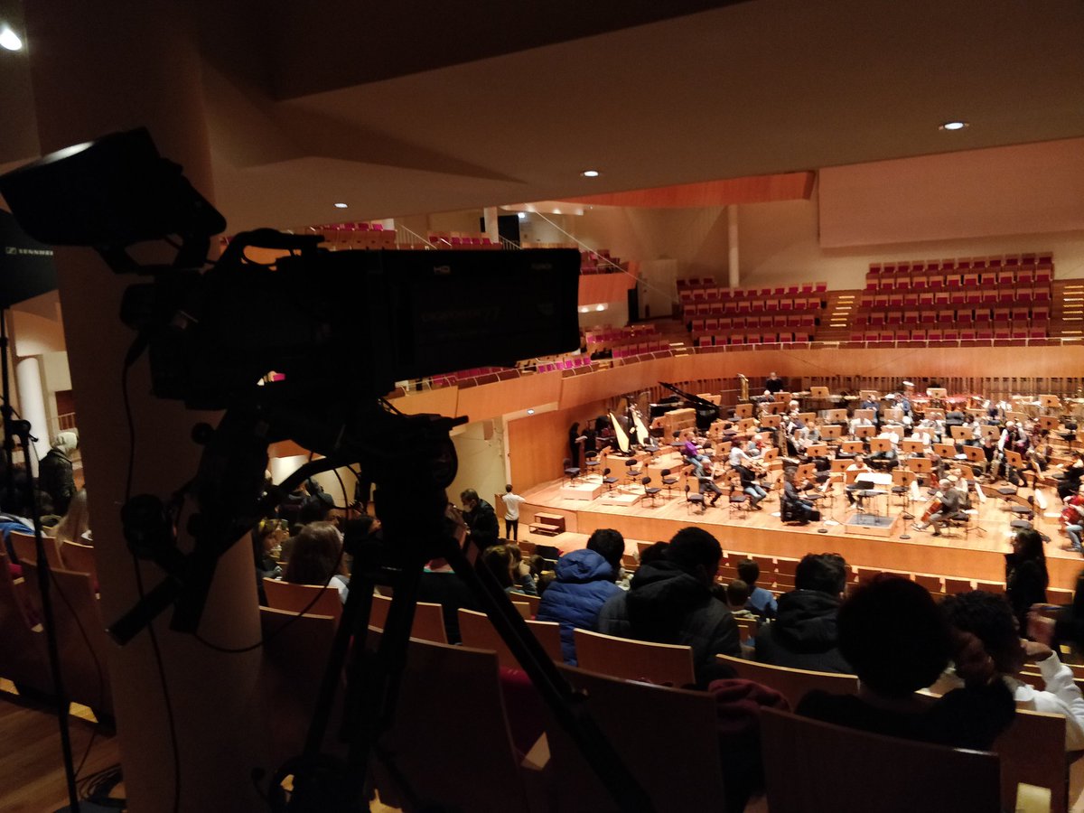 CHUBordeaux's tweet photo. [#CULTURE]#Concert symphonique #cinenotes en hommage aux grandes pages du #cinéma fantastique &amp; science-fiction 🦇🦈🦕👽L'@operadebordeaux invite des jeunes patients du Centre Jean Abadie du @CHUBordeaux à découvrir en LIVE les airs des scènes mémorables
ℹhttps://t.co/ONTaVhC4oJ https://t.co/p5F38u5A1Z