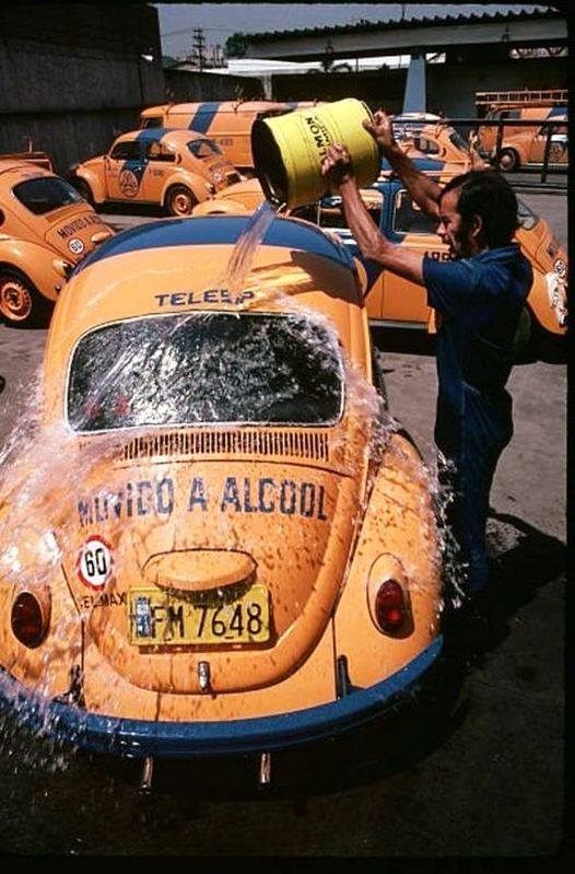 spinfoco's tweet photo. Pátio da Telesp, em São Paulo, nos anos 80. Destaque para o "movido a álcool" escrito no motor do fusca. 

Gostou? Deixa seu like ou RT.

#sp #spinfoco #saopaulo #telesp #fusca https://t.co/VxqGT78U98