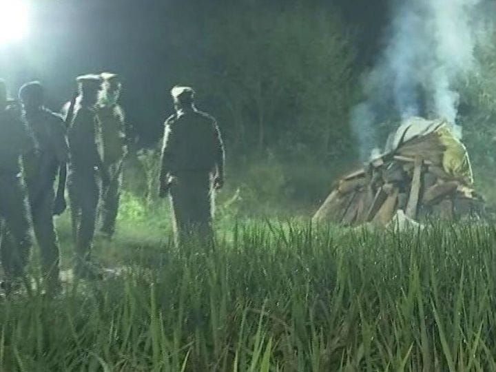 👉लोग मुझसे पूछ रहे है की होलिका की सच्ची कहानी क्या है??
👉मैने जवाब दिया: मनीषा बाल्मिकी (हाथरस) केस पढ़ लो,जैसे ब्राह्मणों द्वारा बलात्कार करके बर्बरता की गई फिर खेत में रातों रात जला दिया गया, वही घटना होलिका के साथ हुई थी।👈😔

#बंद_करो_होलिका_दहन_करना