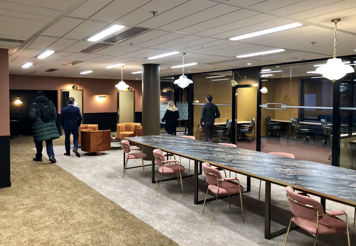 neonomade_com's tweet image. Après son #coworking La Défense,  @now_connected récidive  à #Montrouge 🎉

2 200m2  d'espaces de travail modernes pour tous les besoins av une vue sur la Tour Eiffel 😍

Pour découvrir cet espace et réserver votre place directement 👉  neo-nomade.com/espace/9692/co…