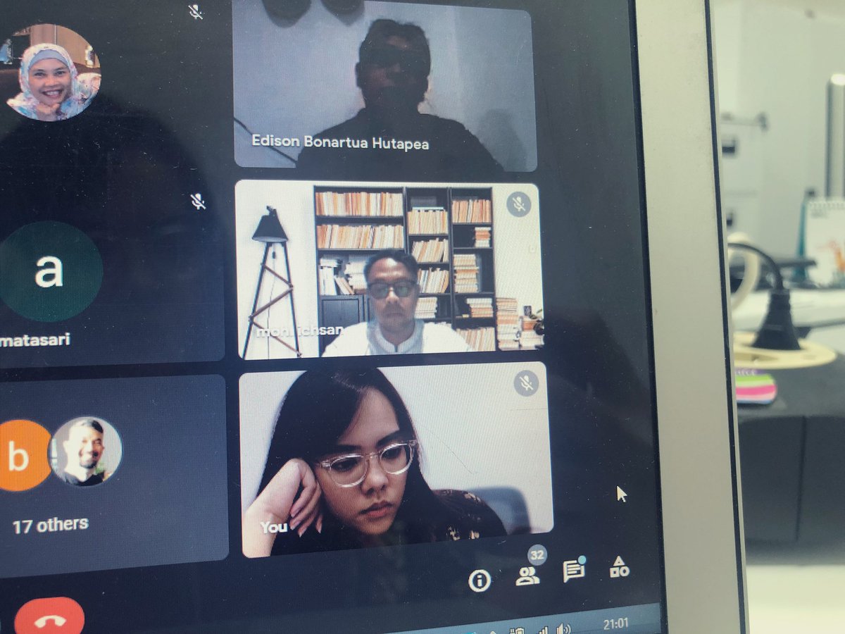 Pararaolivia's tweet photo. 21.02 still @ office, takut besok bangun udh bukan manusia https://t.co/agNiQoZV3A