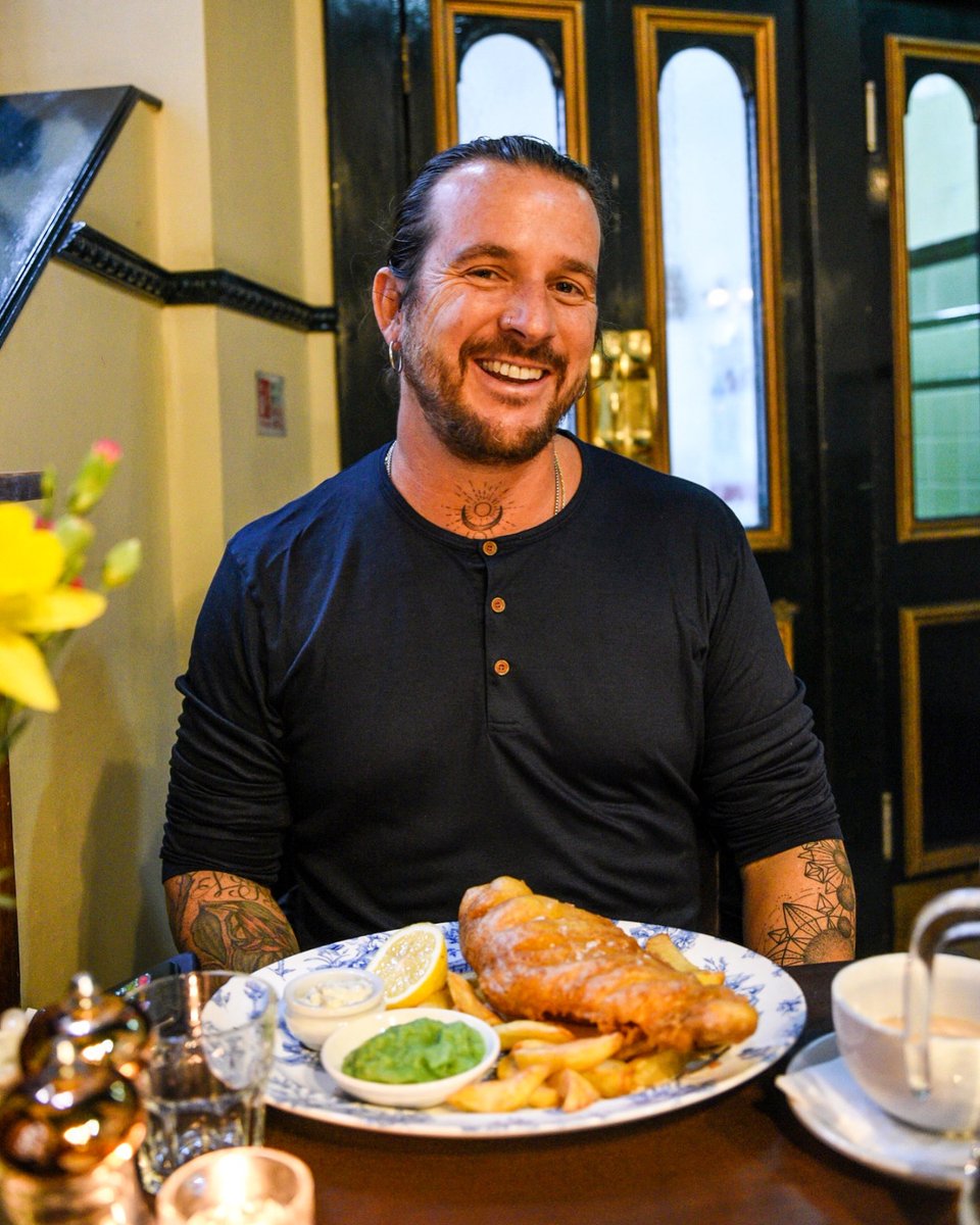You can’t go wrong with fish and chips!!🥔🐟Heart this if you love this traditional dish as much as me 😅💚