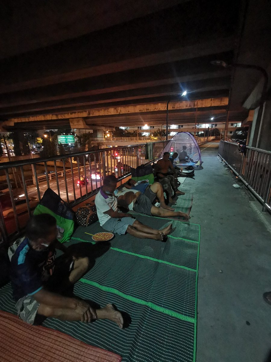 หดหู่มาก​ แบบไม่ไหวอะถ้าเป็นพ่อแม่ปู่ย่าตายายเรา​ ต้องมาลำบากแบบนี้​ จะรู่สึกยังไงนะ​ ในขณะที่นายกและรัฐบาลนี้ได้กินอิ่มนอนอุ่น​ แต่ประชาชนในการบริหารของรัฐบาลนี้กลับต้องมีคนมานอนกลางดินกินกลางทราย​ นอนบนสะพานลอยแบบนี้​ คิดดูเอาเถอะ​ ข้างล่างที่นอนเต็มน้ำก็เจิ่งนอง🥺😢
#ม็อบชาวนา