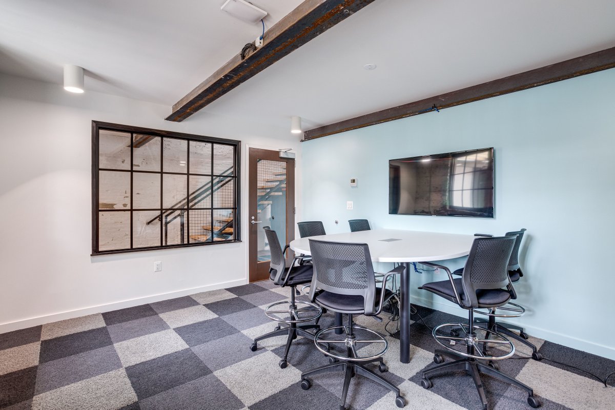 TheLoopCowork's tweet photo. The Huddle Room has all the get sh*t done vibes you and your team needs in a meeting space. https://t.co/PukFLEKqP7