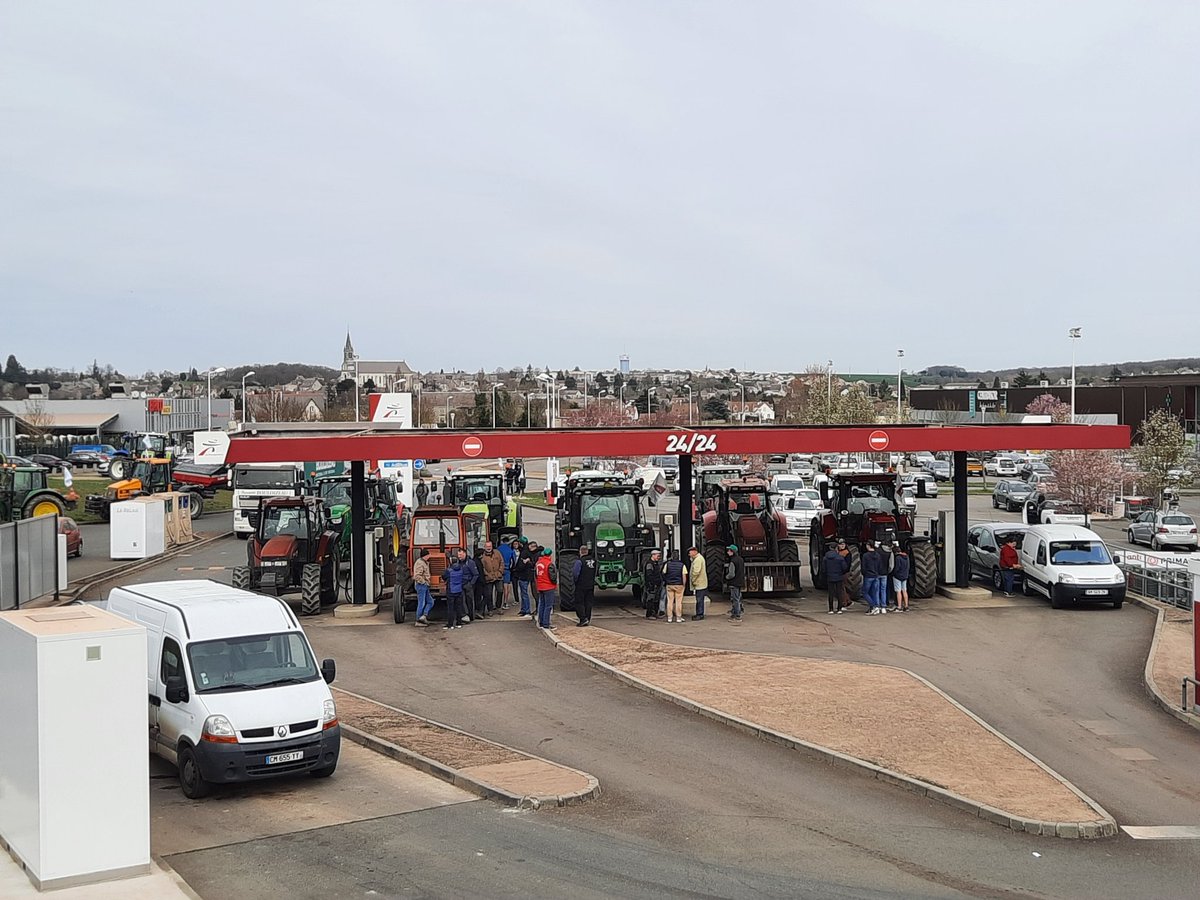Sébastien PROUTEAU (@psebastien37) on Twitter photo Action <a href="/FNSEA37/">FNSEA d'Indre et Loire</a> et <a href="/JAIndreetloire/">JA Indre et Loire</a> pour dénoncer les difficultés d'approvisionnement en GNR et ses hausses de prix 📈
Nous exigeons des mesures face à la 📈 des charges, engrais, aliments, carburant...et pas des annonces de campagne électorale
<a href="/fnseacvl/">FNSEA CVL</a>
<a href="/FNSEA/">La FNSEA</a>
<a href="/J_Denormandie/">Julien Denormandie</a> Action <a href="/FNSEA37/">FNSEA d'Indre et Loire</a> et <a href="/JAIndreetloire/">JA Indre et Loire</a> pour dénoncer les difficultés d'approvisionnement en GNR et ses hausses de prix 📈
Nous exigeons des mesures face à la 📈 des charges, engrais, aliments, carburant...et pas des annonces de campagne électorale
<a href="/fnseacvl/">FNSEA CVL</a>
<a href="/FNSEA/">La FNSEA</a>
<a href="/J_Denormandie/">Julien Denormandie</a>