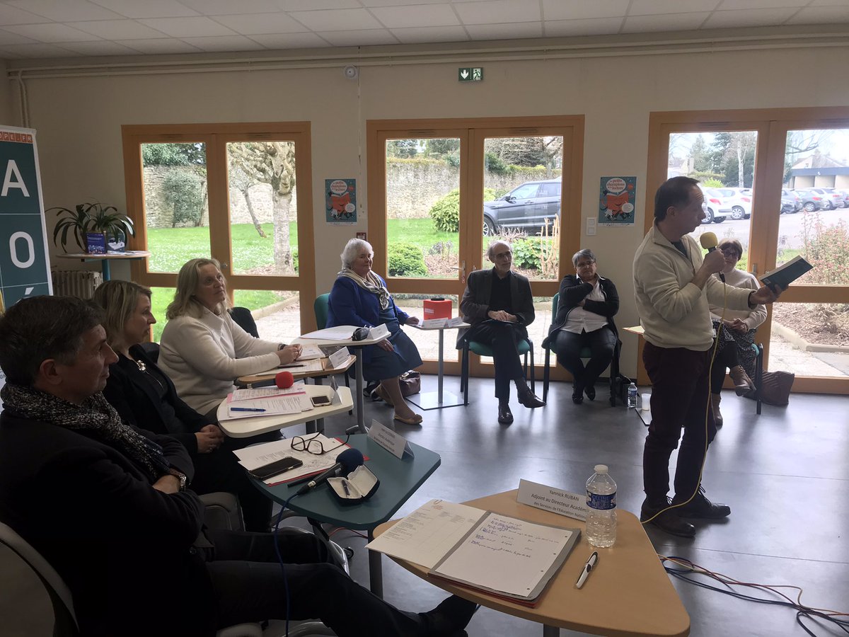 1ère finale départementale <a href="/championlecture/">Les Petits champions de la lecture</a> de <a href="/dsden61/">DSDEN61</a> en direct avec les écoles participantes. 72 classes engagées pour les 3 finales. Félicitations aux élèves et aux enseignants. Un grand merci également aux membres du jury, aux partenaires et à <a href="/canope_61/">Atelier Canopé 61</a>.