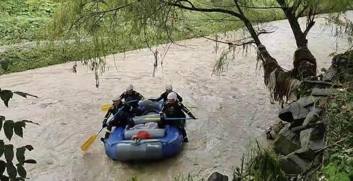 #Loja| Rescatistas del #GOE emprenden búsqueda a lo largo del río en Loja, para encontrar a la menor que fue arrastrada por el caudal la tarde del 15 de marzo.Con equipos acuáticos y de seguridad harán la búsqueda hasta las 15:00. Existen varios frentes de rescate.